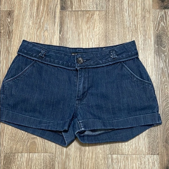 Premium BB Contour Denim Jeans
Shorts - Picture 1 of 9